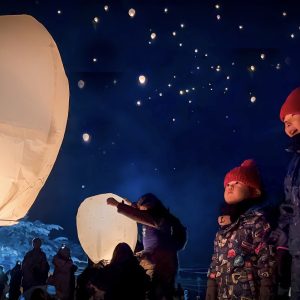 真夜中のお出掛け自体、楽しみにしていた2人。そして、目の前で火を灯したランタンが膨らみ始め、空に舞っていく姿を見てさらに目を輝かせていました。とてもいい思い出になっています。