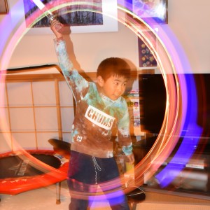 孫が「ライト付きのおもちゃ拳銃」を手に、くるくる回し始めた。じぃ~じこれ楽しいって~~!!
