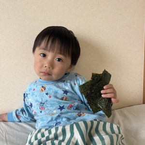 静かだなぁと思って見てみると、無心で海苔を食べていました。