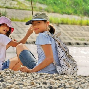 川辺で見つけた、雨を降らせる方法。
木の棒を振り下ろせば、パッとしぶきが舞い上がる。
