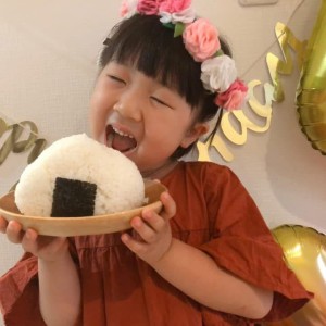ママと一緒に大きなおにぎりを作って食べたよ