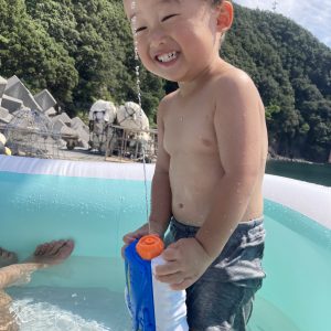 夏の海辺にある祖父母の家のそばで、いとこたちと過ごした特別な時間。水鉄砲から飛び出す海水に驚きながらも、楽しさに満ちた表情を見せてくれた瞬間を切り取りました。