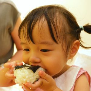 お弁当を持って外に遊びに行ったときの写真です。
公園の遊具で目一杯遊んだあと、おにぎりを渡すとよほどお腹が空いていたのか、すごい勢いで食い付き、もぐもぐと食べ進めていました。子どもが元気に成長していることを感じる、おかしくもしあわせなひとときでした。