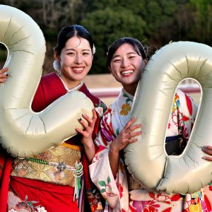 小学生以来の仲良しでライバルでもある陸上競技のアスリートが、二十歳の成人式を迎えました。思い出の競技場で思いっきりの笑顔でしあわせを感じ取っていました。