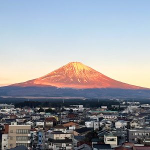 御殿場に泊まった時の写真。朝起きたら立派な富士山が目の前に広がっていた。とても幸せな気持ちになった写真です。