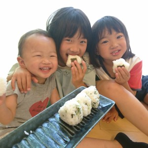 じいちゃんから定期的にお米をもらっています。子どもたちが大好きなおにぎりにして美味しくいただきました。