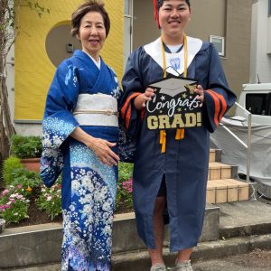 高校を卒業した孫が、おばあちゃんの祝福受け
帰国してお祝いしました。