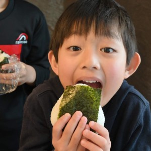 陸上の大会。おにぎり食べて頑張ります!