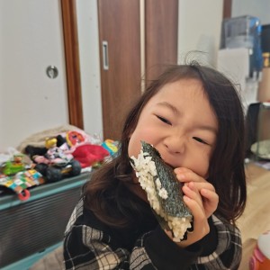 自分で巻いた手巻き寿司をがぶりとかぶりつく豪快さ