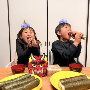 節分は鬼のコスプレで盛り上がった、我が家のちび鬼兄妹!母手作りの、海苔で巻いた恵方巻きも、かぶりとかぶりつき、家族で幸せな時間を過ごしました。