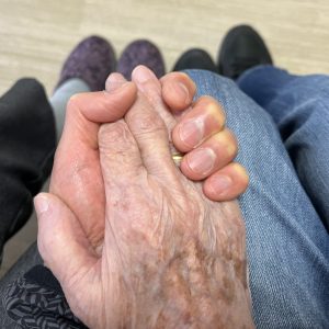 高齢者施設にいる母を訪ねた際にパチリ。母の長寿が何よりの幸せです。