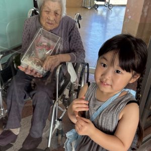 元気に101歳を迎えてくれたばあちゃんにプレゼントを渡したくて施設を訪れたひ孫です
ばあちゃんの優しい眼差しに幸せを感じます
まだまだ元気でいてくださいね