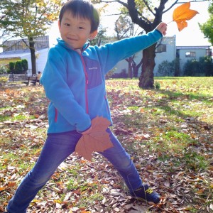 歩くと、サクサクと音がする落ち葉達。
自らもオリジナルダンスで、元気な姿を表現していました^^