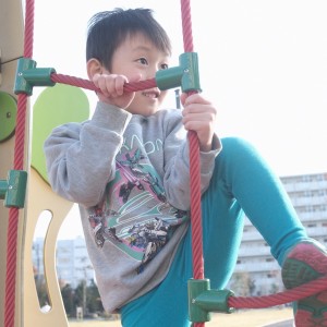 公園で元気に遊ぶよ!寒くったって、元気もりもりだよ。