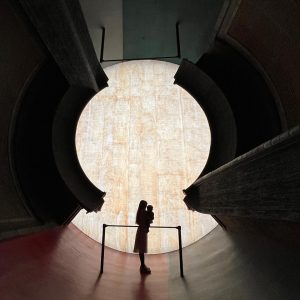 旅行中に訪れた美術館で息子との写真を撮りました。
シルエットを見て、改めて母になったことを実感しました。