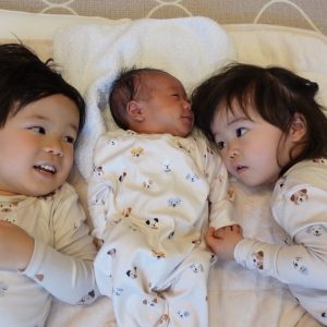3人目の男の子が無事産まれました。上のお兄ちゃんお姉ちゃんは仲良くしてくれるかなと心配でしたが、お揃いのパジャマを着せると喜んで隣に転がってニコニコ。みんな赤ちゃんのお世話をしたがるのでヒヤヒヤしますが嬉しいです。