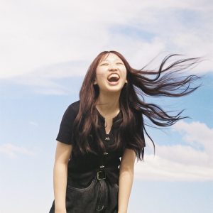 家族で山の上のカフェに行った時に撮った、妹の写真です。
初夏の風が気持ちよく幸せな時間でした。