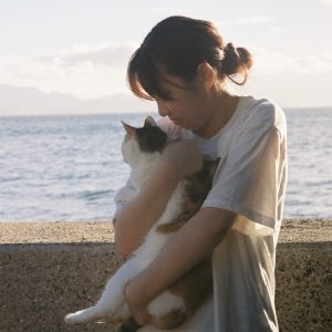 2人の絆をとりました。愛猫を連れて、家族で近所の海に行った時に
撮りました。恐る恐る海を見つめる猫が可愛かったです。