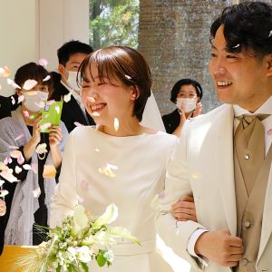友人の結婚式。チャペルで厳かな式が終了し、新郎新婦は退場の際に友人たちからフラワーシャワーの祝福を受けます。思わず笑顔が弾け、この日の最高のシーンが訪れました!「しあわせの一枚」が撮影出来ました!