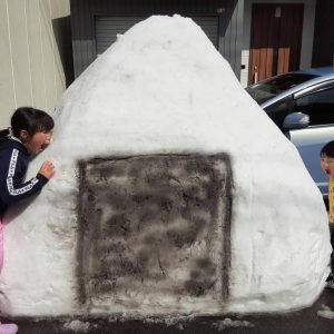 雪かき&雪遊びをしていたら、『お腹すいた~おにぎり食べる~』って下の子が言ってきたので、作りました(笑) おにぎりが大好きで海苔がないと絶対に怒る子供達なので、海苔もしっかりつけて作りました☆ 大きな、おにぎりにお腹いっぱいになったようです(笑)