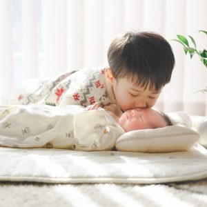 やわらかな朝の光に包まれながら、そっと赤ちゃんにキスをするお兄ちゃん。小さな命を大切に想う気持ちが、静かなぬくもりとなって伝わってくる一枚です。生まれたばかりの家族を迎えた喜びと、これから始まる兄弟の物語を感じました。