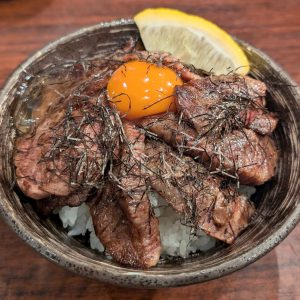 口福で幸福!な1枚です。
高級焼肉店にお呼ばれしてこれでもかとお肉をのせて夢のワイルド焼肉丼食べました。味の決め手はたまごと仕上げの海苔です。とてもおいしくて幸せでした。また食べたいなあ。