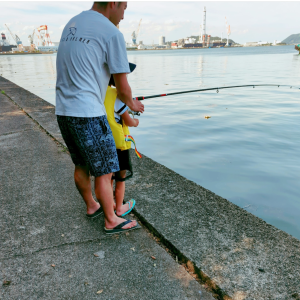 夏休みに地元香川県に帰省し、パパと娘が
釣りを楽しんだ様子です。小さなキスが釣れて
大喜びな娘でした。普段は大阪市の都会の真ん中で
暮らしているので、自然豊かな香川が
とっても楽しかったようです。
