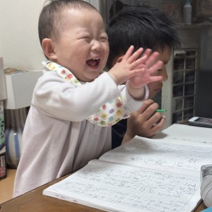 一歳4ヶ月の孫が勉強中のお兄ちゃんのそばで歓声を上げています。