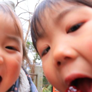 兄妹のお祭りでのワンシーン。
楽しむ2人は珍しくカメラ目線。でも近すぎてピント合いません…(笑)