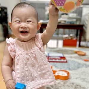 一歳の孫がボール持てたよと満面の笑顔。