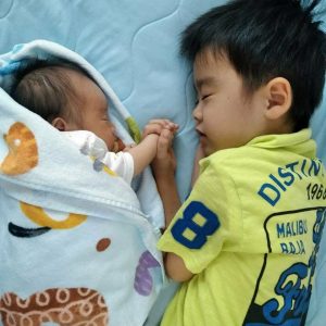 2人目不妊で6年ぶりに次男を妊娠、出産。兄弟が欲しいとずっと言っていた長男。次男をとても溺愛していつも一緒。
見ているだけで幸せになれる一枚でとても気に入っています。