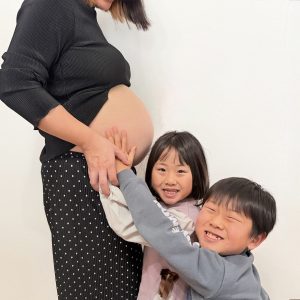 弟が産まれてくるのを楽しみにしている子供たちとの写真です。
幸せな時間の1枚を撮りました