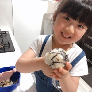 自分でおにぎりを使って食べたよ!