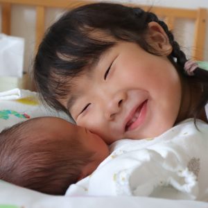 妹が生まれてからというもの、朝起きて真っ先に妹のそばへとんでいき、「おはよう♡」と優しく挨拶をするお姉ちゃん。幼稚園から帰ってきた時も、真っ先にとんでいき、「ただいま♡」とギューと優しく抱きしめ、愛で溢れるこの姿に毎日幸せを感じています。