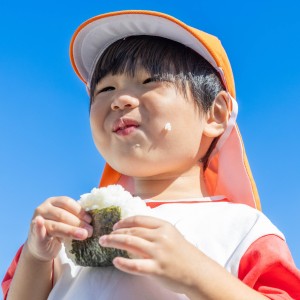 運動会頑張った後のおにぎりはおいしい~。
たくさん動いたからもりもり食べてね。