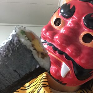 「鬼は外ー!!」なんて言わないで。
鬼にも優しい鬼がいるからね。
がぶりと、かぶりつく海苔巻きに、鬼も今年もいい年になりますように。
あー、美味しかったごちそうさま。