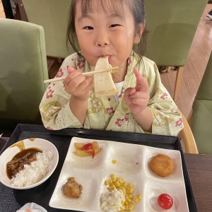 6歳の誕生日旅行でホテルのバイキングは美味しい物たくさんで、食べる事大好きな娘は、夜のバイキングも朝のバイキングも、タラ腹食べてました!