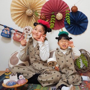 3歳と9歳の節分フォト。妹は撮影されるのが大好きでノリノリ