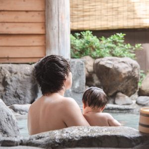 温泉の中で、パパの腕にすっぽりおさまる小さな背中。ぱしゃっとお湯をはねるたびに、思わず笑みがこぼれる。岩に囲まれた露天風呂は静かだけど、ここには確かなぬくもりがある。特別な日じゃなくてもただ一緒に同じお湯に浸かって、同じ景色を見ているだけで胸があたたかくなる。守りたい存在が腕の中にいる。その重みと体温こそ、何よりシンプルで、いちばん大きな幸せ。