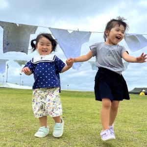 友達と一緒ならなんでも楽しい!
手を繋いでるだけでとっても楽しい。ニコニコ元気いっぱい