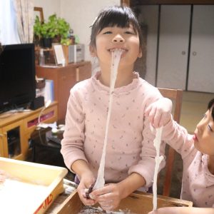 年末年始、実家に帰省した時のお餅つきの様子です。
つきたてのお餅を楽しそうに丸める姉妹。
そのままパクッと行った時の想像以上に伸びたお餅に対する喜びと、つきたてのお餅の美味しさを物語ってる一枚です♡
