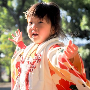 七五三の着物で普段と変わらず
手を広げて走って楽しそう
健康と成長を願うばかりですが、どうやら大丈夫そうです
カメラマンのお母さんは追いかけ回ってます