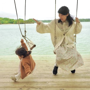 ブランコを楽しんでたら
隣で楽しんでたはずの娘が元気いっぱいに漕ぎすぎて
落ちるという瞬間。お母さんはびっくりの表情も
いつもの自然な感じでした