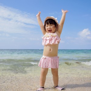 大きくて広い海にテンションの上がる娘
今から何して遊ぼうかなー?と、考え中です