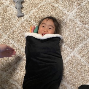 節分に恵方巻きになった元気もりもりの娘です。