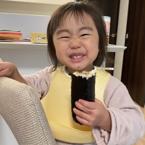 恵方巻きを食べてニコニコ笑顔。