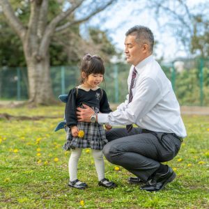 友達から家族写真を頼まれて撮影しました。
三人姉妹の末っ子ちゃんはパパが大好き。
パパも我が子が大好き。
大きなタンポポを見つけてパパに見せていました。
そんな愛が溢れる春のほのぼのしたシーンでした。