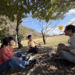 暖かい気候になってきましたね。トレーナーを脱いで肌着になった息子は汗をかくほど‼︎パパと3人ではまっているボール遊びで笑顔も眩しい‼︎幸せな親子の休日。笑い溢れる家族になりたい、そんな夢が叶った今、幸せを噛み締めながら過ごしています