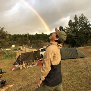 キャンプをしてると小雨が降って来たが、しばらくしたら雨はあがり空を見上げると大きな二重虹が🌈
そこですかさず撮った写真です😆