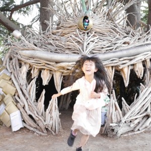 廃材で作られた素敵なモンスターのお口の中を探検していたら食べられるかと思って飛び出してきた娘。楽しかったようで再び探検に向かってました。